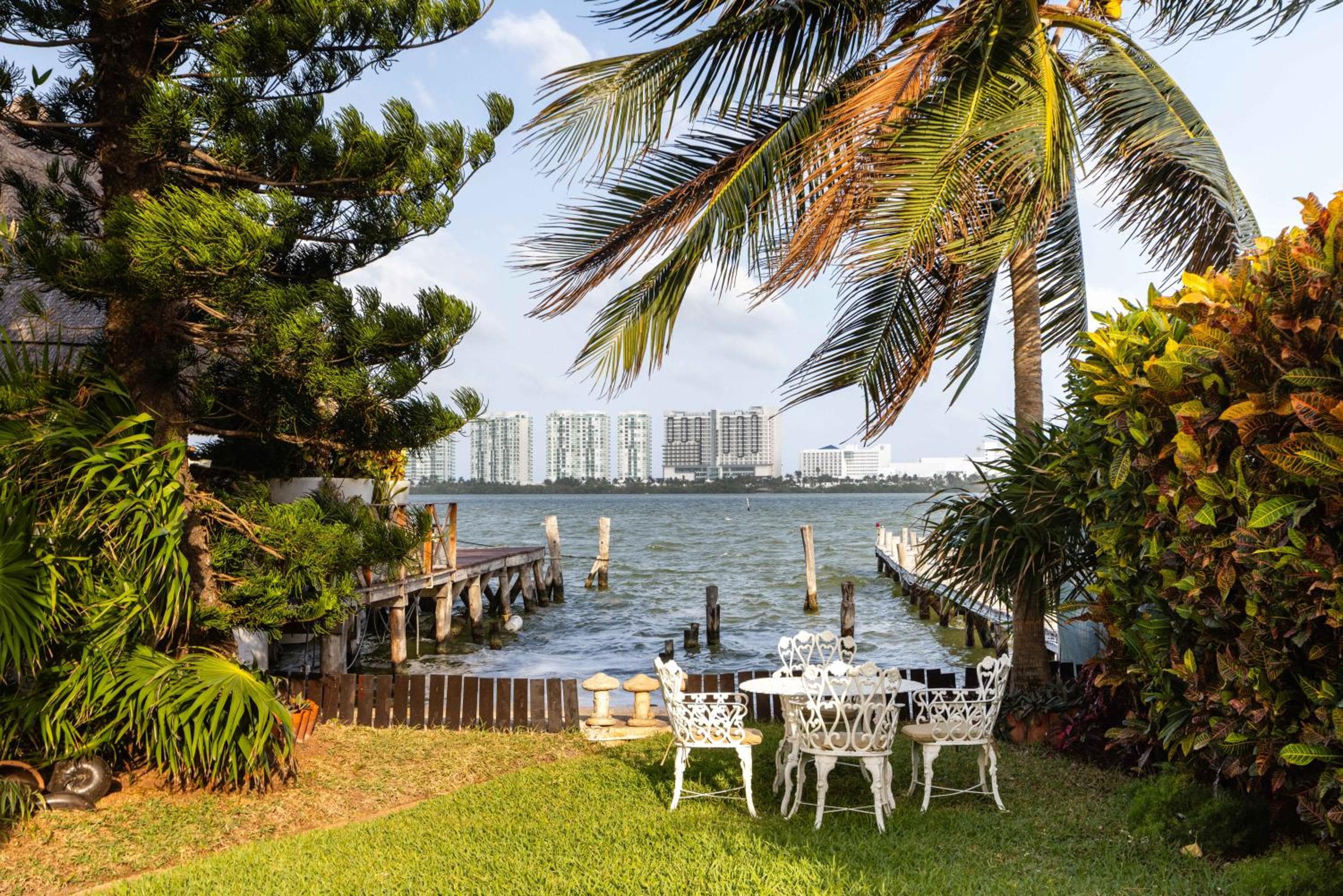 Magnifica Villa Palmeras luxurious 4 Br 6 Bds 4 Ba private pool lagoon front super fast Wifi — 22