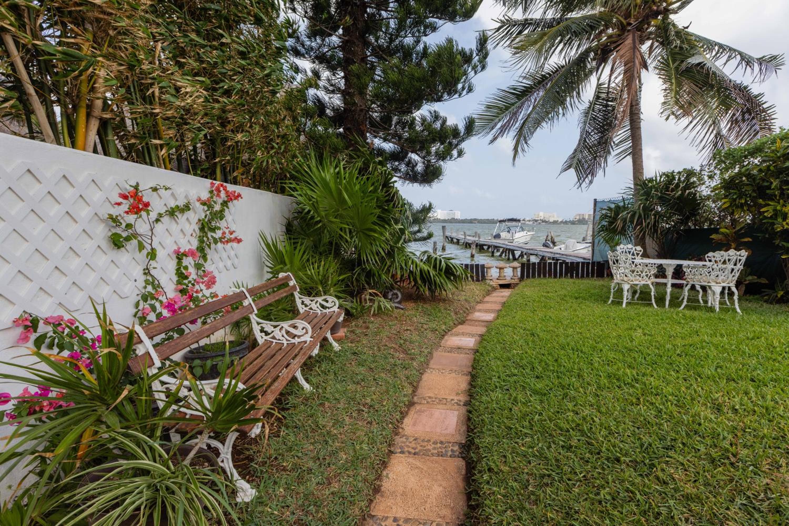 Magnifica Villa Palmeras luxurious 4 Br 6 Bds 4 Ba private pool lagoon front super fast Wifi — 23