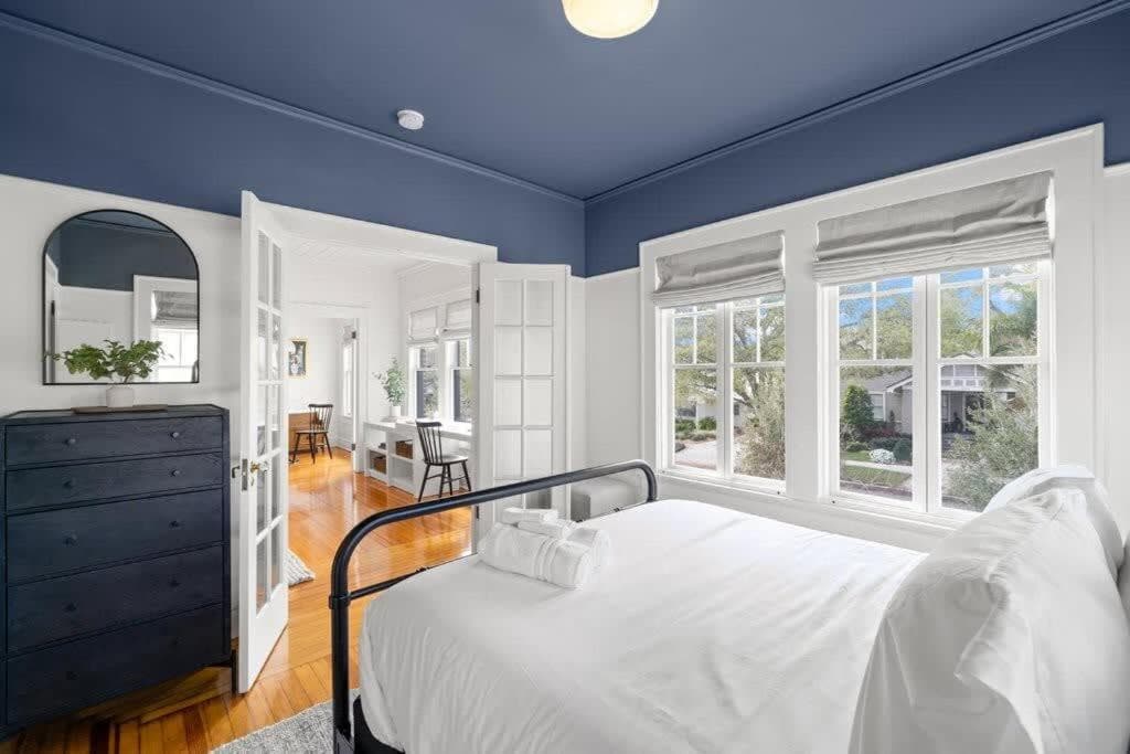 The Adaline Room #8 - Beautiful Hyde Park Apt, 2nd Floor, Steps to Bayshore — 21