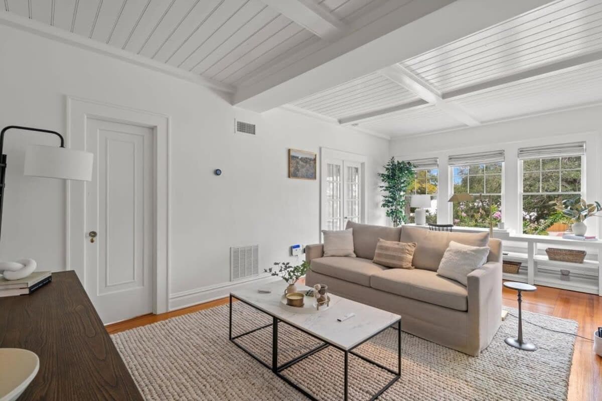 The Adaline Room #8 - Beautiful Hyde Park Apt, 2nd Floor, Steps to Bayshore — 2