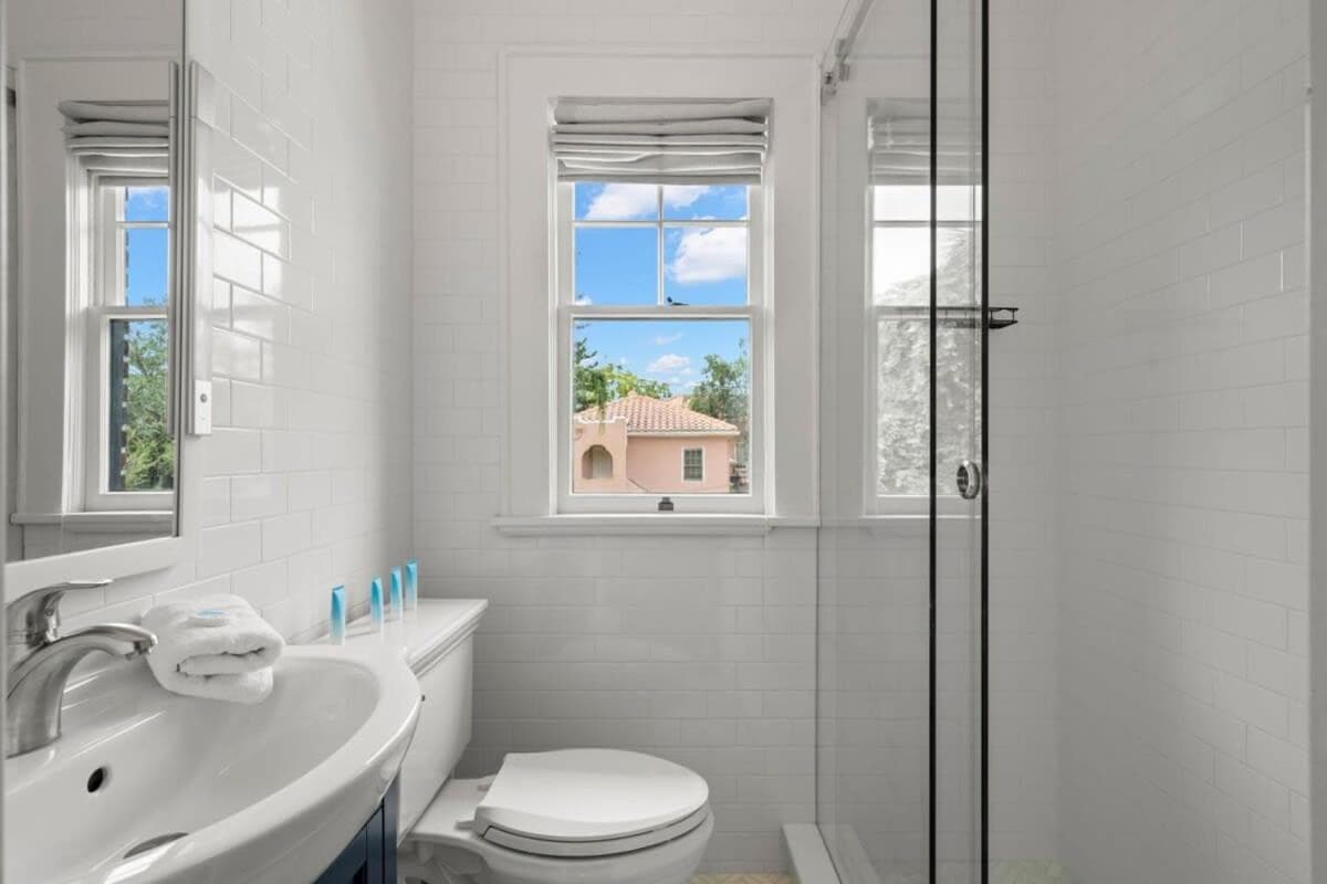 The Adaline Room #8 - Beautiful Hyde Park Apt, 2nd Floor, Steps to Bayshore — 19