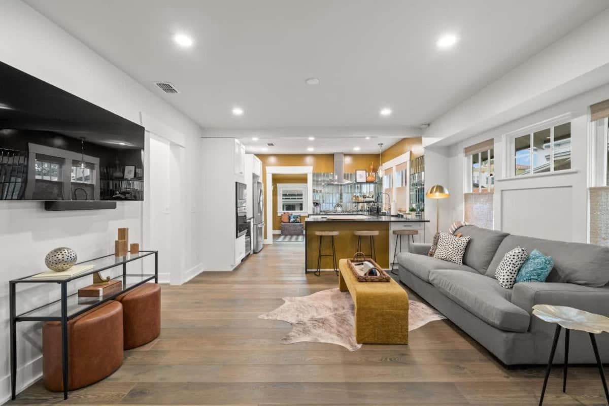 SoHo Serenity - Amazing Home with Private Pool & Hot Tub, SoHo District — 11