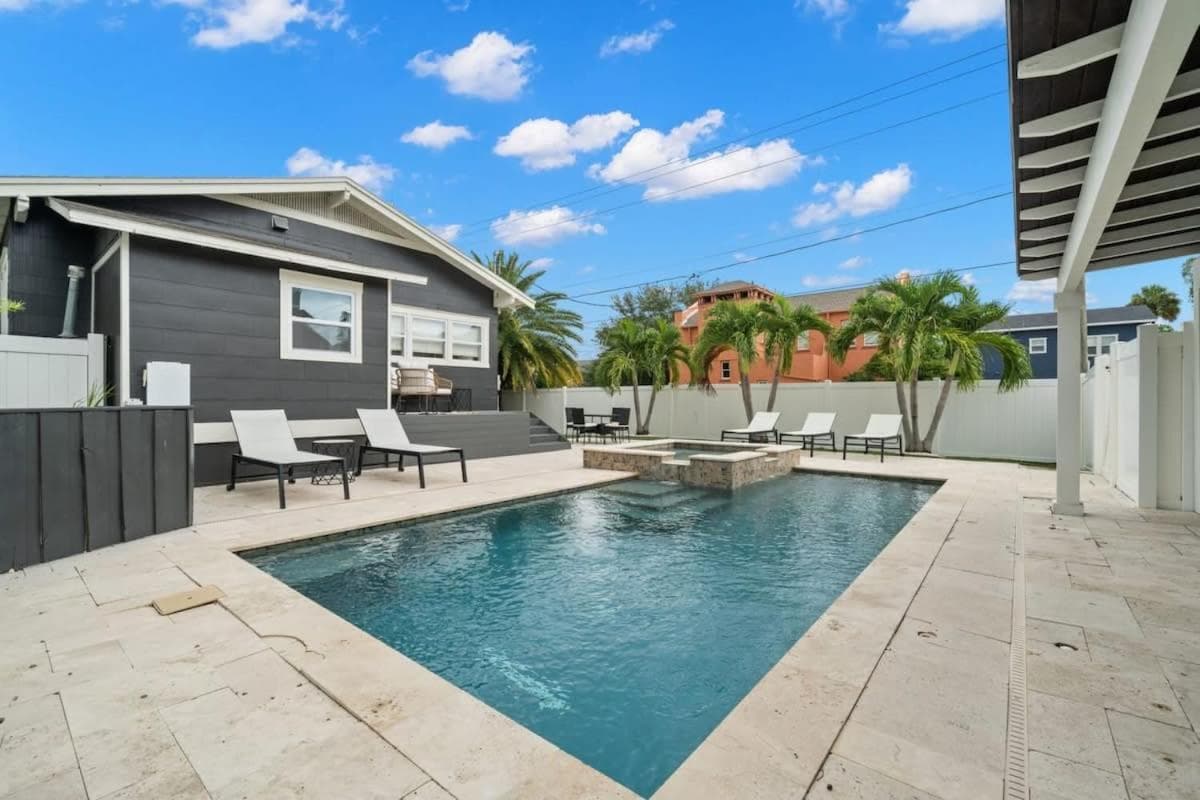 SoHo Serenity - Amazing Home with Private Pool & Hot Tub, SoHo District — 19