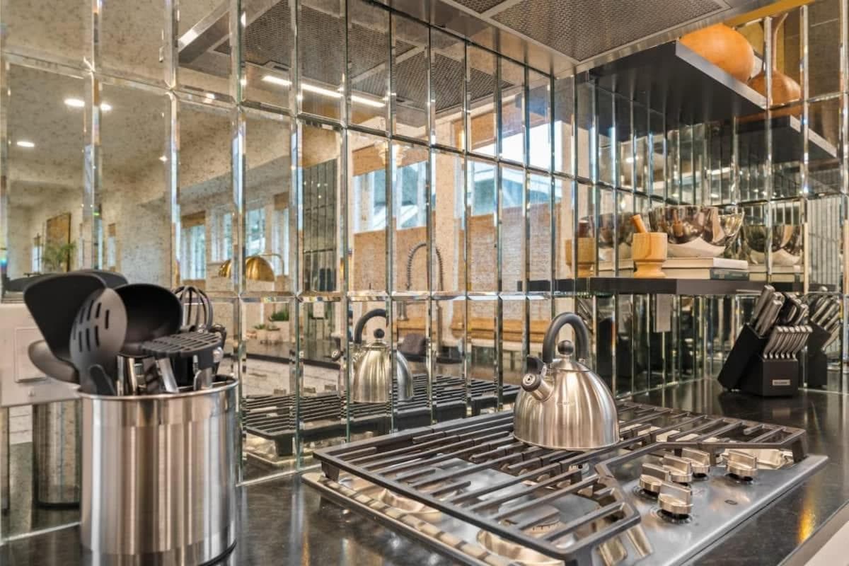 SoHo Serenity - Amazing Home with Private Pool & Hot Tub, SoHo District — 16