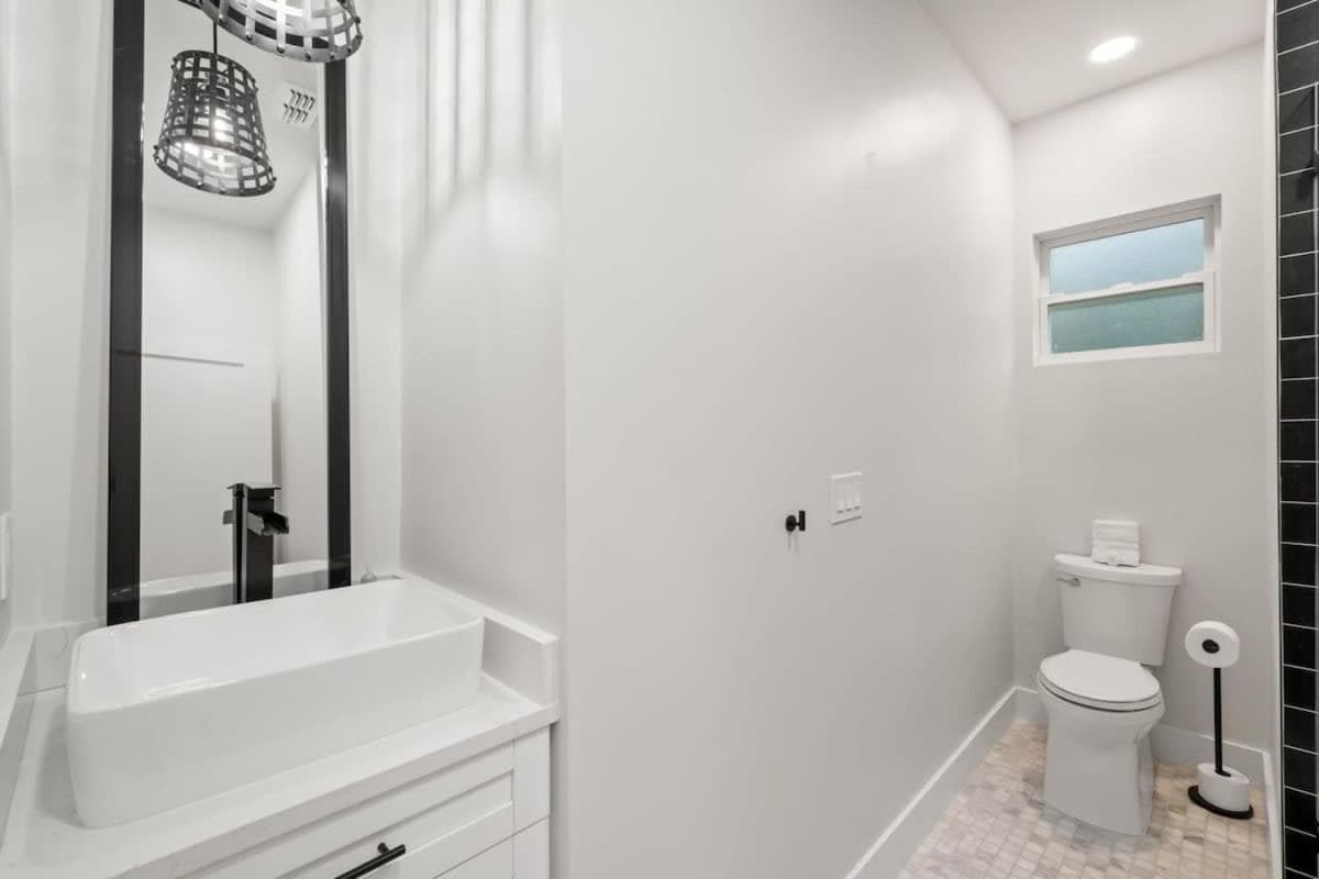 SoHo Serenity - Amazing Home with Private Pool & Hot Tub, SoHo District — 15