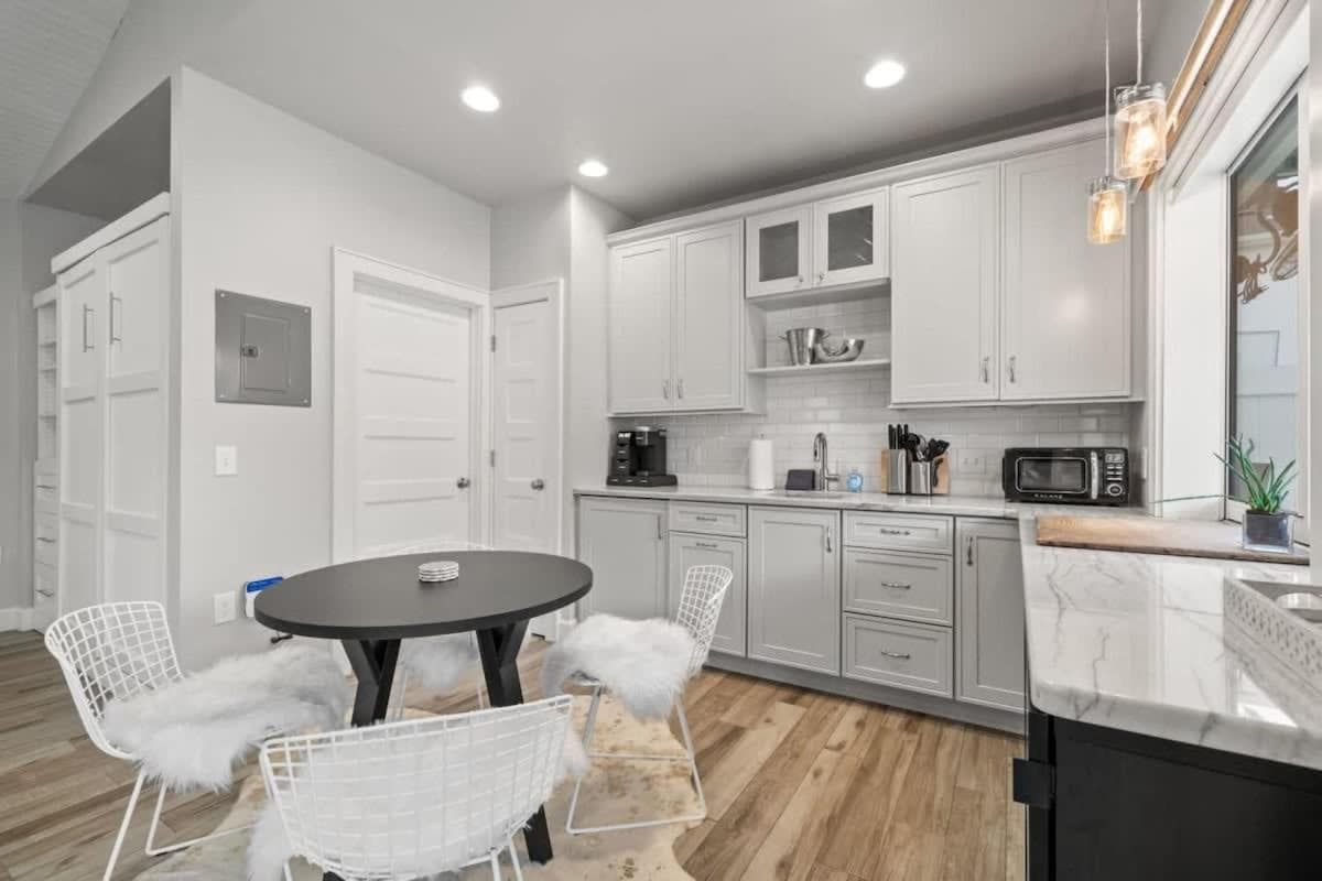 SoHo Serenity - Amazing Home with Private Pool & Hot Tub, SoHo District — 26