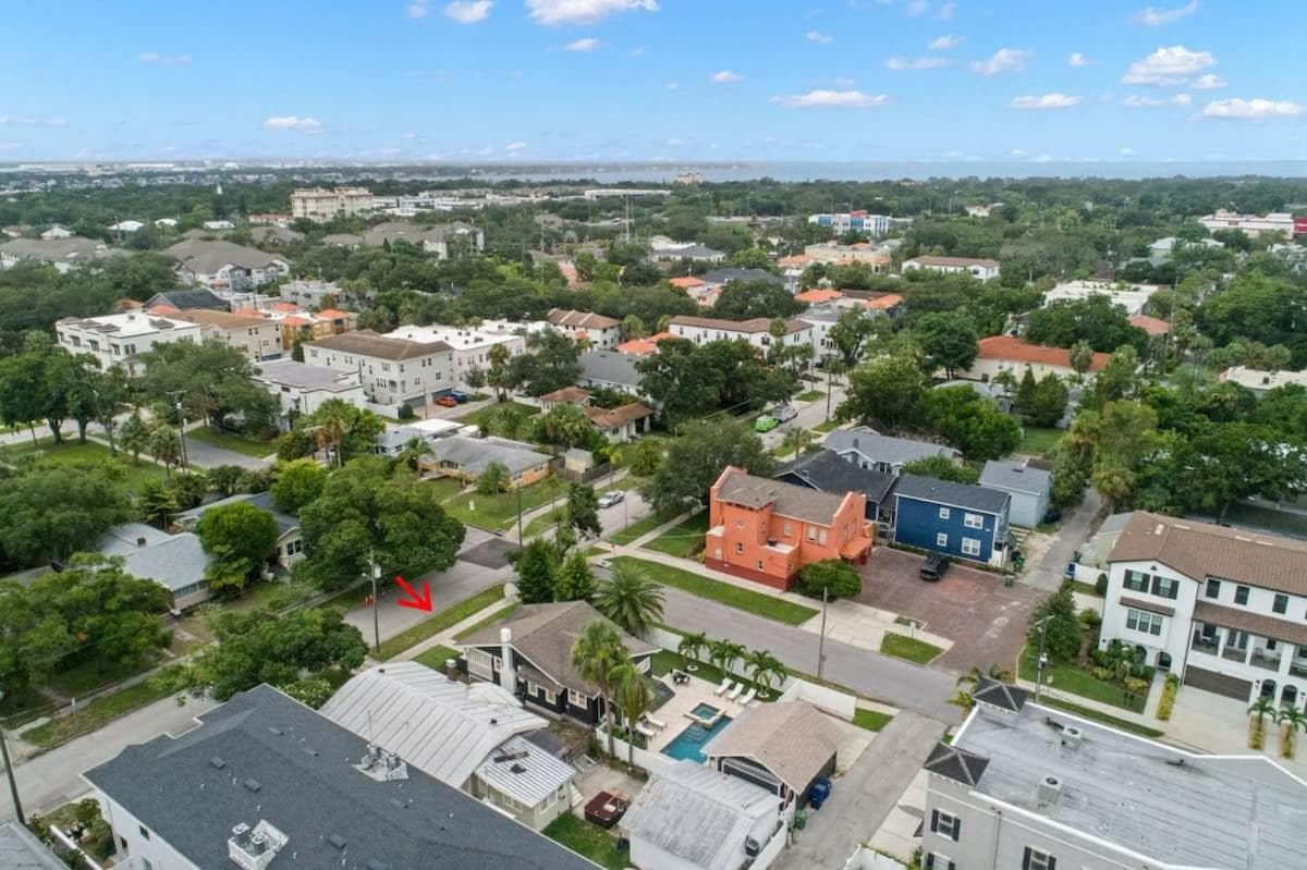 SoHo Serenity - Amazing Home with Private Pool & Hot Tub, SoHo District — 28
