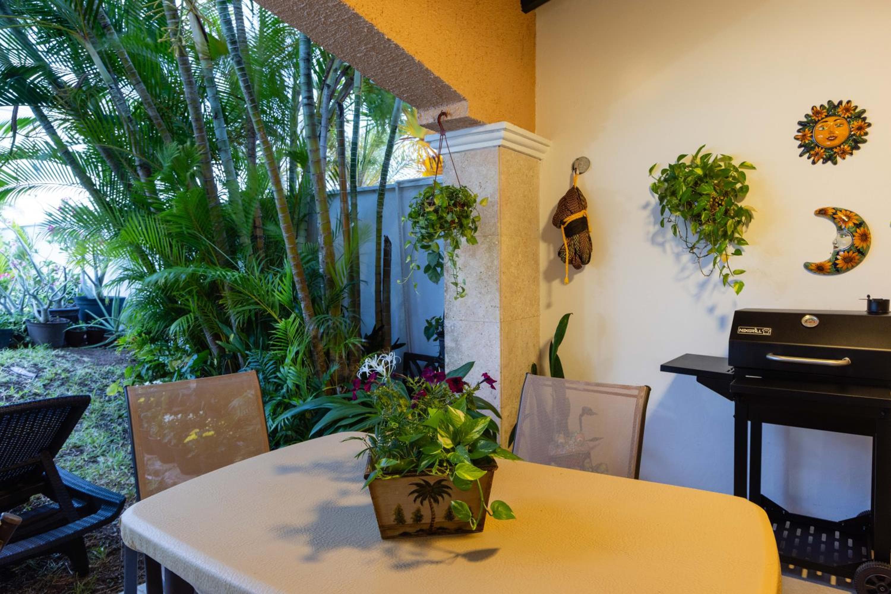 Magnifica Villa Palmeras luxurious 4 Br 6 Bds 4 Ba private pool lagoon front super fast Wifi — 29