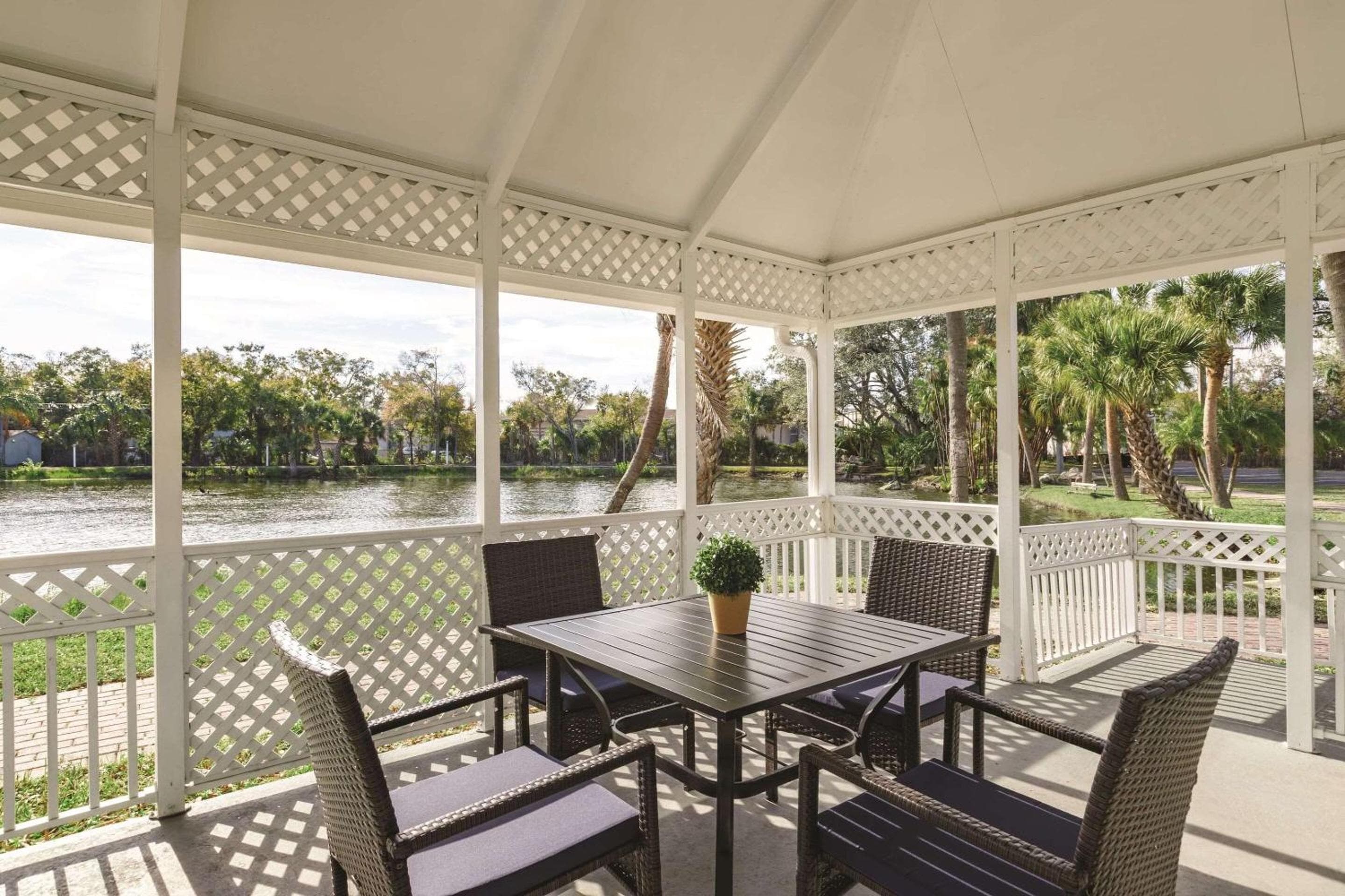 Country Inn & Suites by Radisson, Tampa Estadio RJ — 25