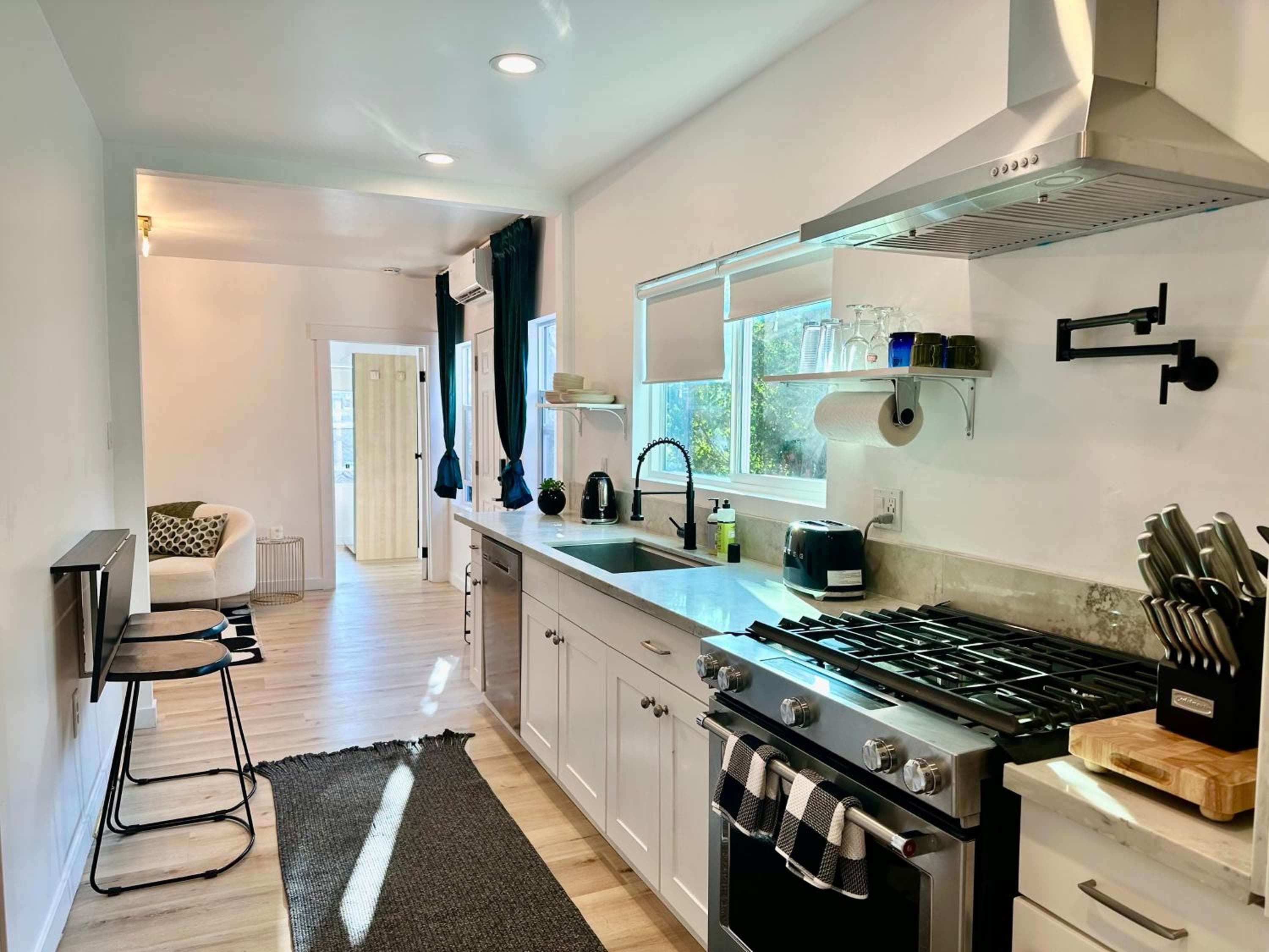 Modern, Remodeled Echo Park House-Walk to Sunset Blvd, Dodgers Stadium, Shops, Bars, Restaurants, Lake, Concerts — 3