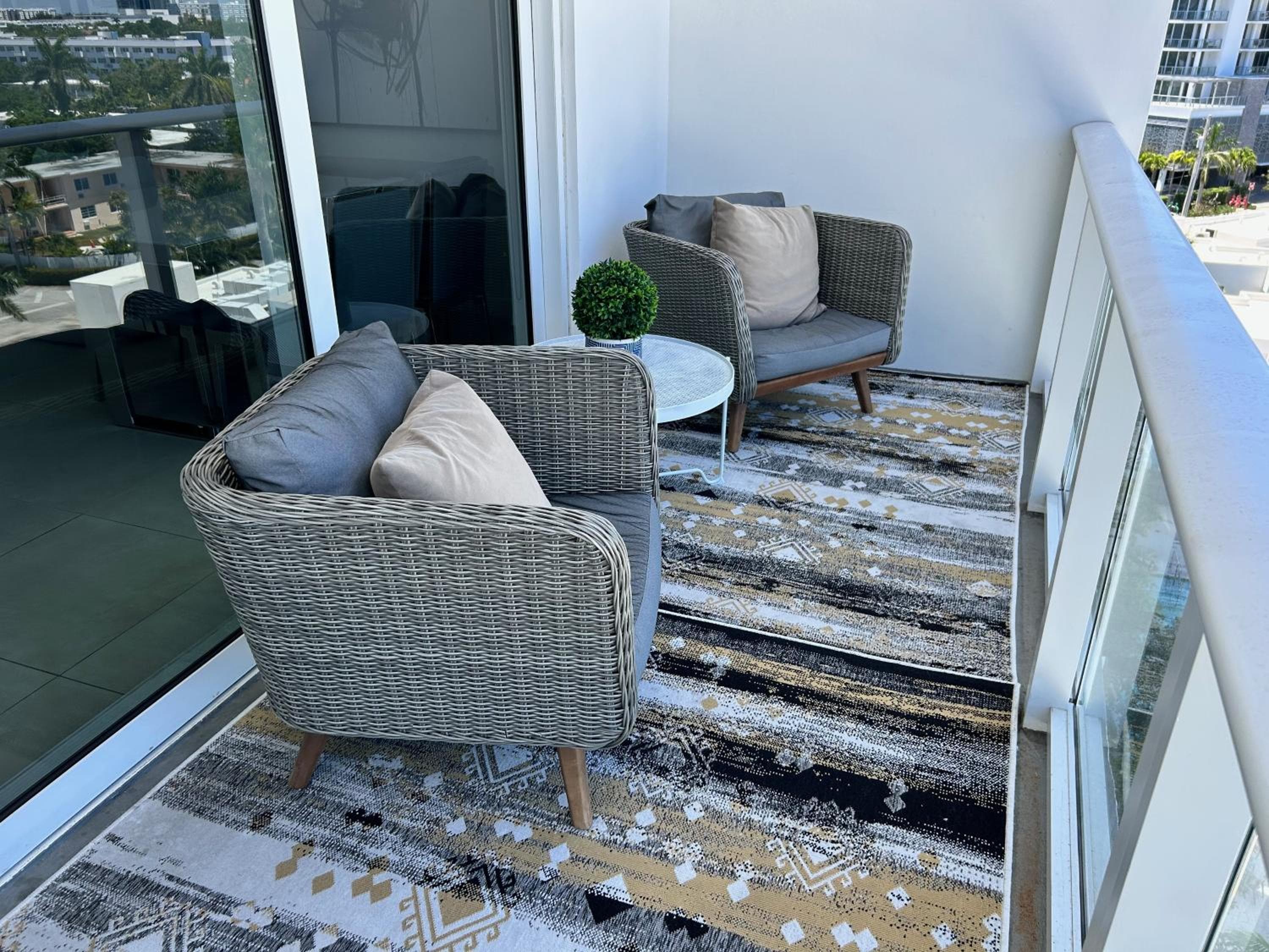 The Glamour of Upscale Downtown Ft. Lauderdale — 16