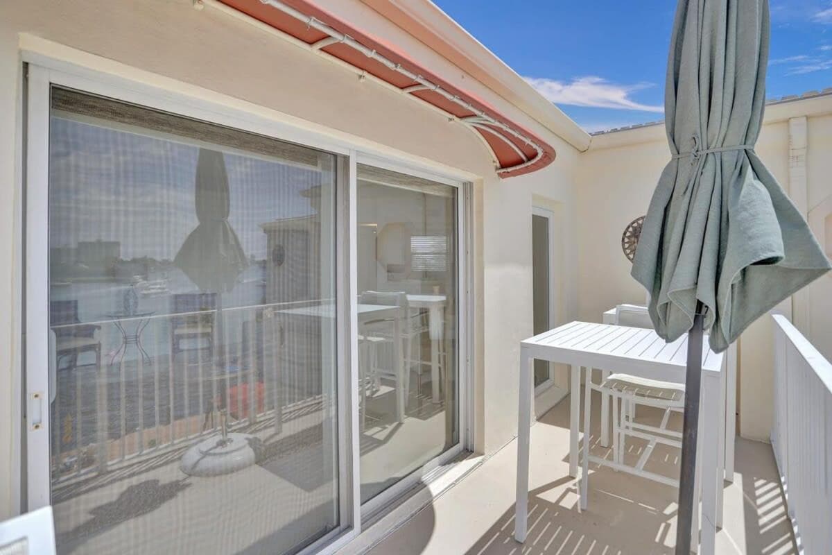 Fort Lauderdale Yacht & Beach Club 412 — 8