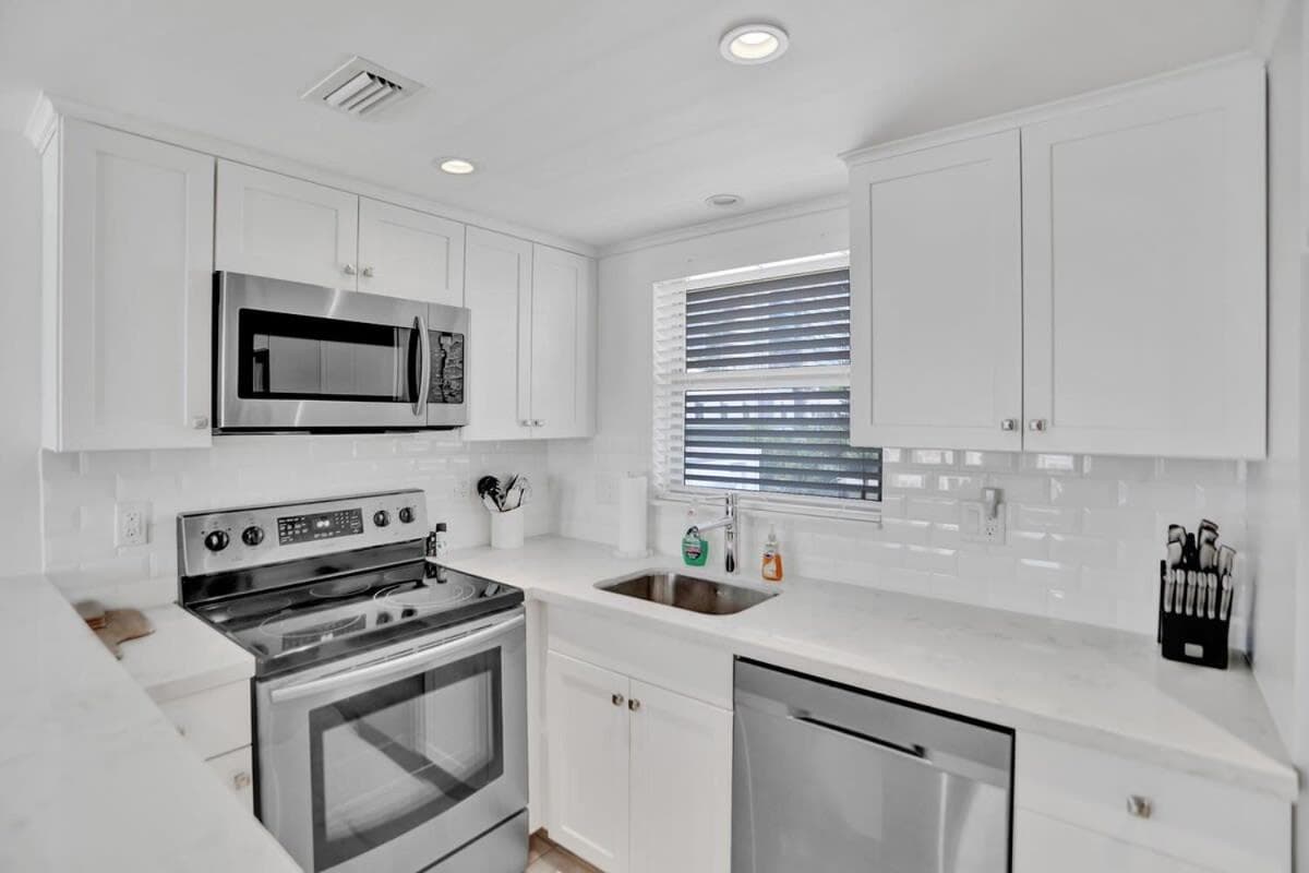 Fort Lauderdale Yacht & Beach Club 412 — 12