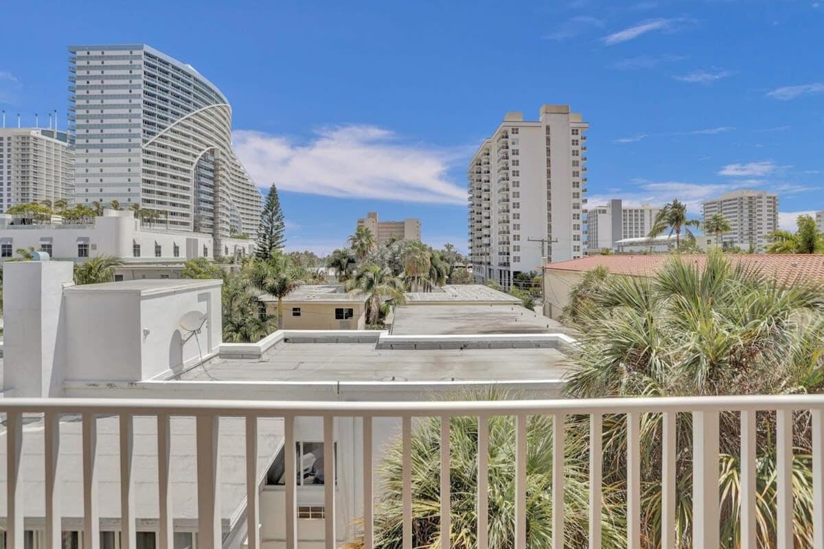 Fort Lauderdale Yacht & Beach Club 412 — 26