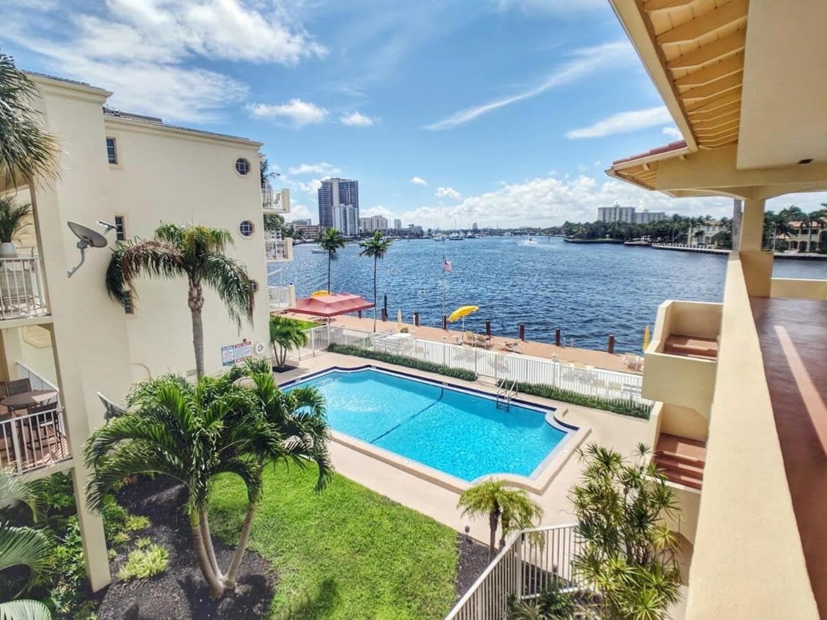 Fort Lauderdale Yacht & Beach Club 412 — 23