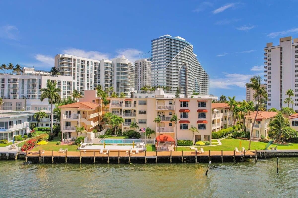 Fort Lauderdale Yacht & Beach Club 412 — 17