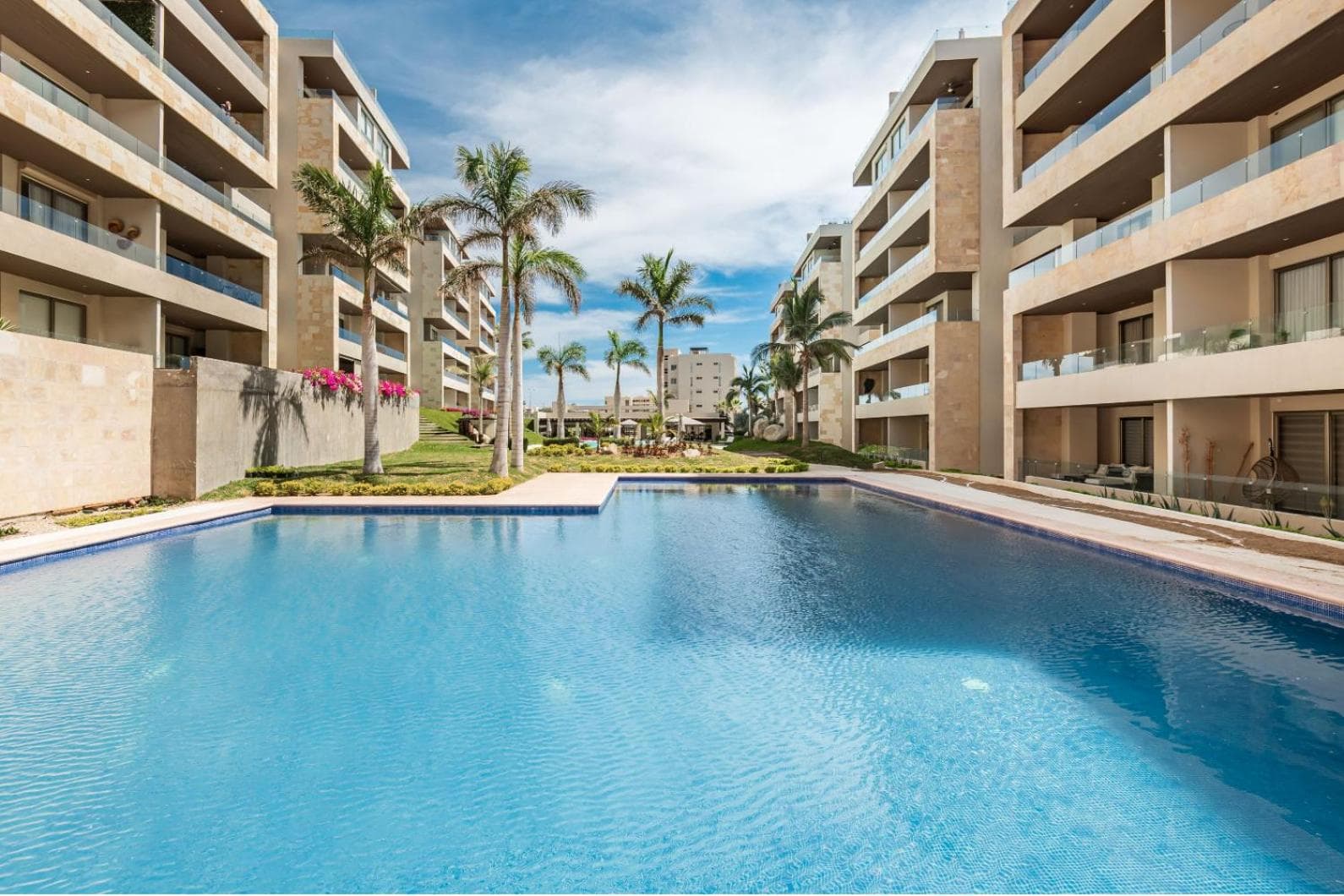 Precioso estudio con balcón, gran ubicación en Cabo San Lucas - Estacionamiento gratis — 2