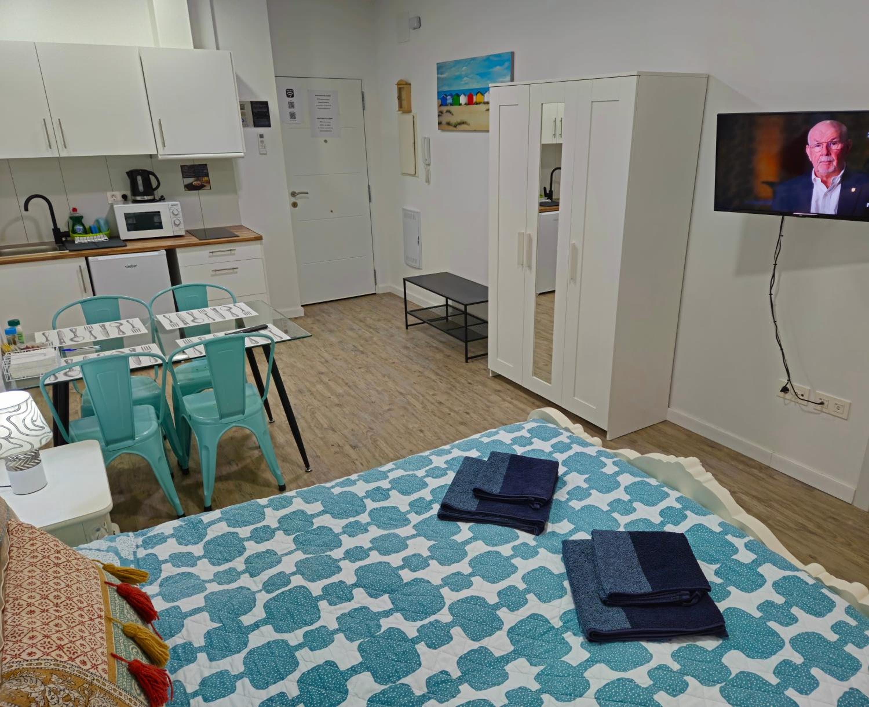 APARTAMENTOS ELEMAR free luggage storage — 8