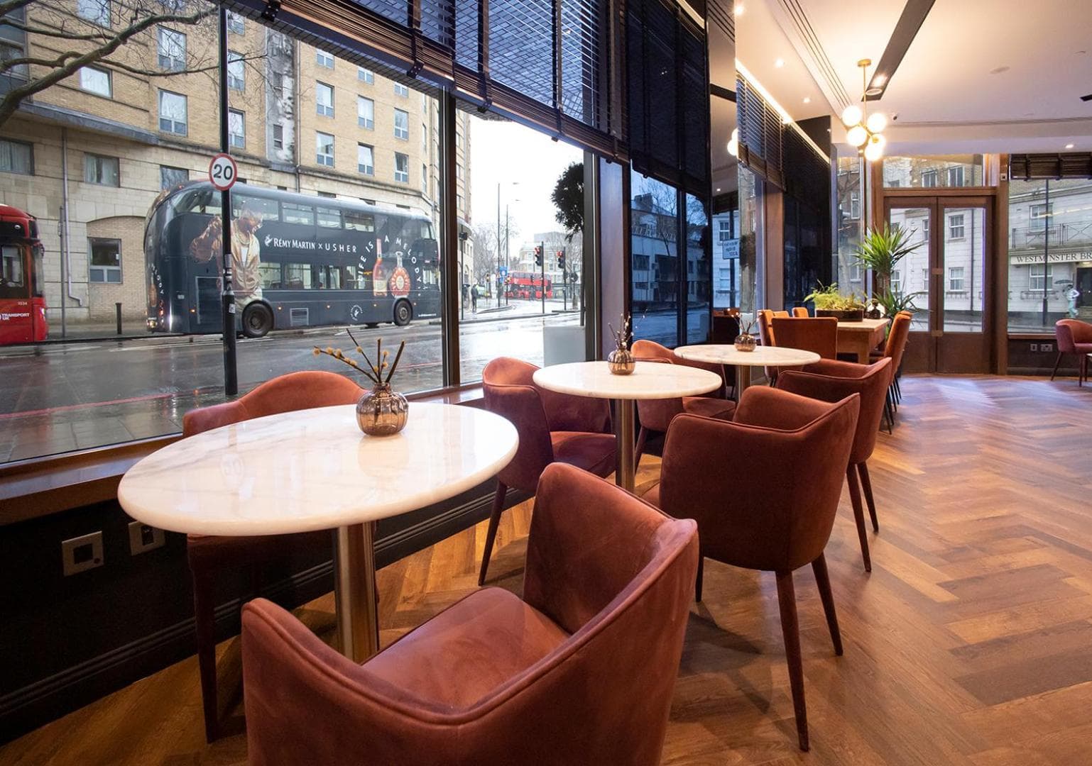 H10 London Waterloo — 10