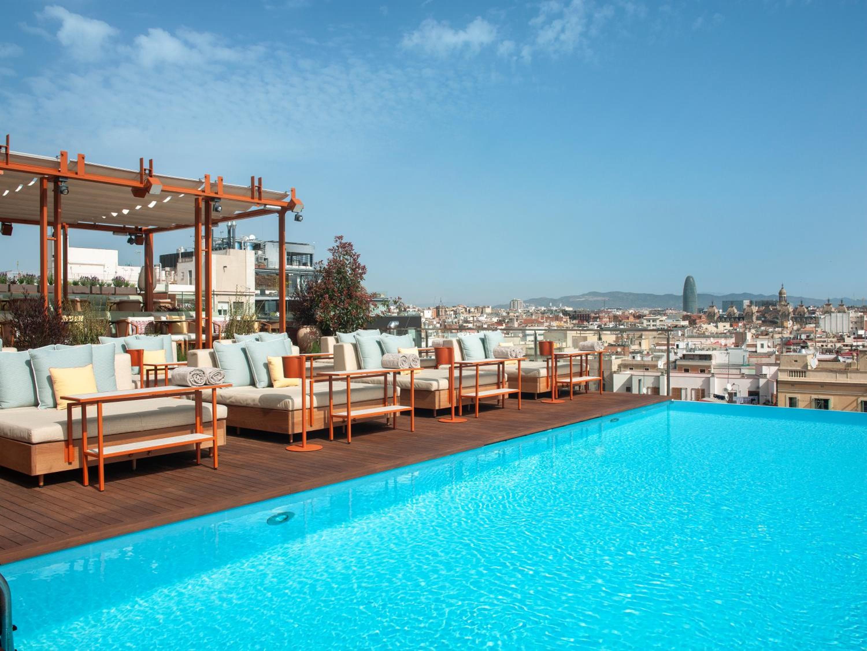 Gran Hotel Central, Pequeños Hoteles de Lujo — 1