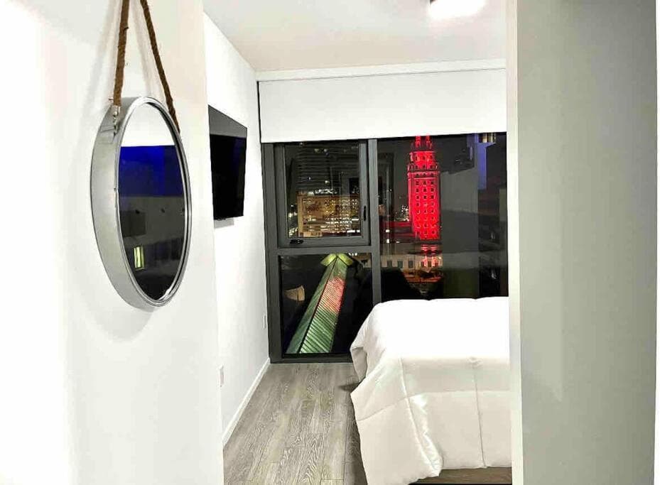 3 BR 3BA Palace Biscayne bay! Prime Locale Views — 2