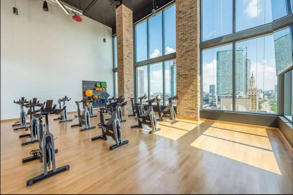 3 BR 3BA Palace Biscayne bay! Prime Locale Views — 9