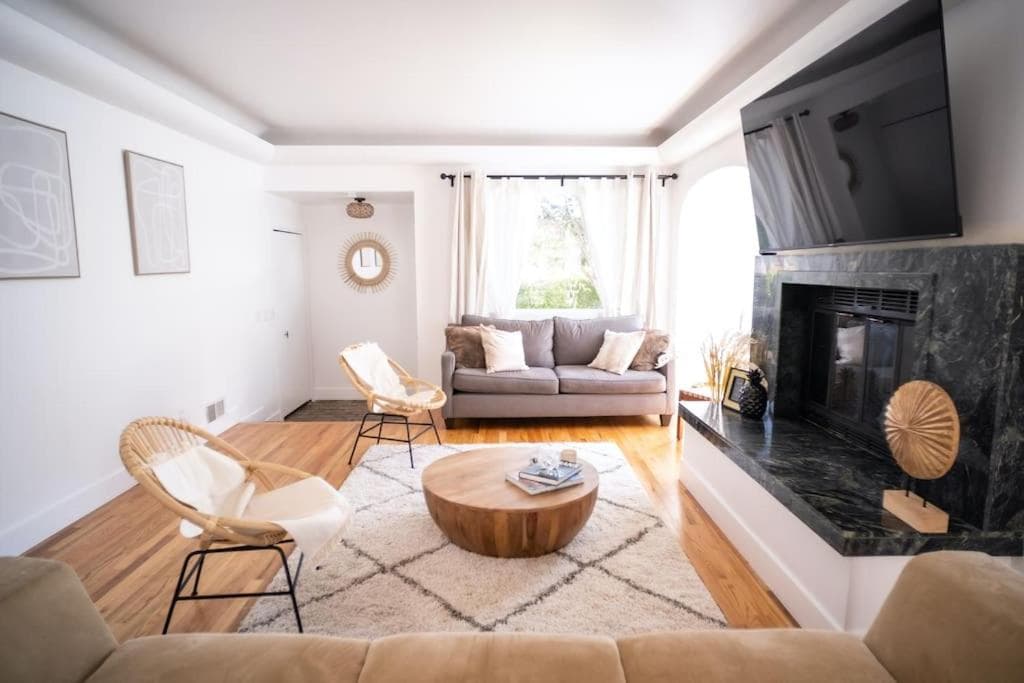 Sunny and Stylish 4BE 2BA Venice Beach Oasis — 3