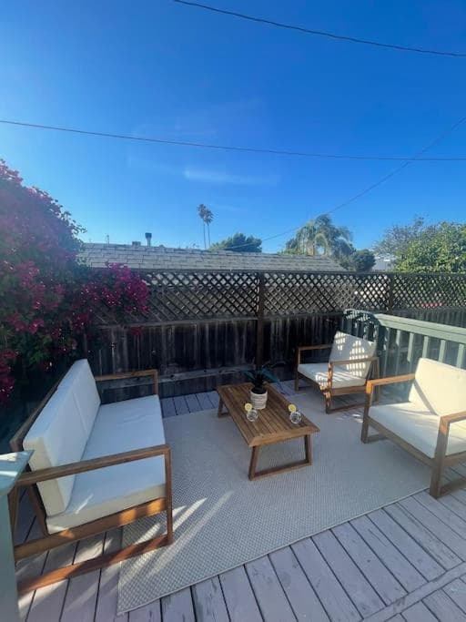 Sunny and Stylish 4BE 2BA Venice Beach Oasis — 4