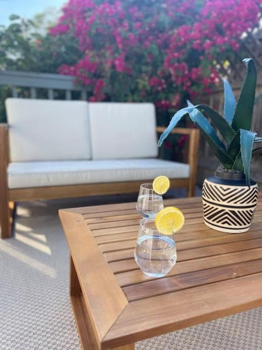Sunny and Stylish 4BE 2BA Venice Beach Oasis — 1