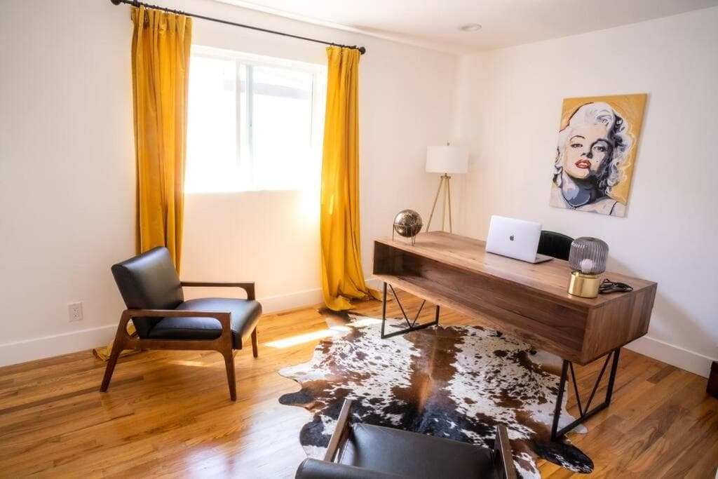 Sunny and Stylish 4BE 2BA Venice Beach Oasis — 2