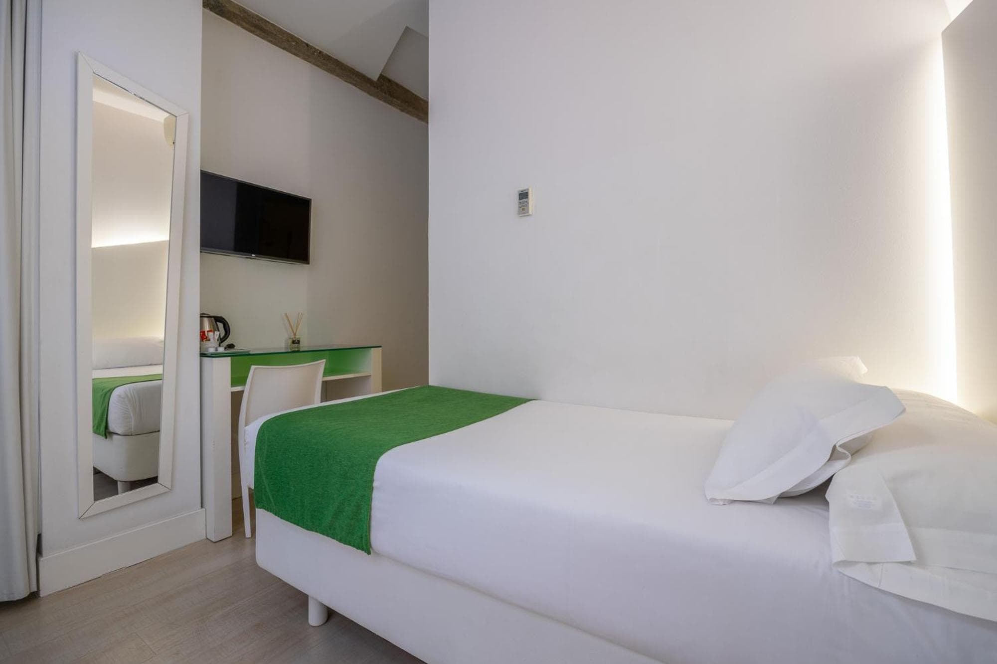 Atarazanas Málaga Boutique Hotel — 10