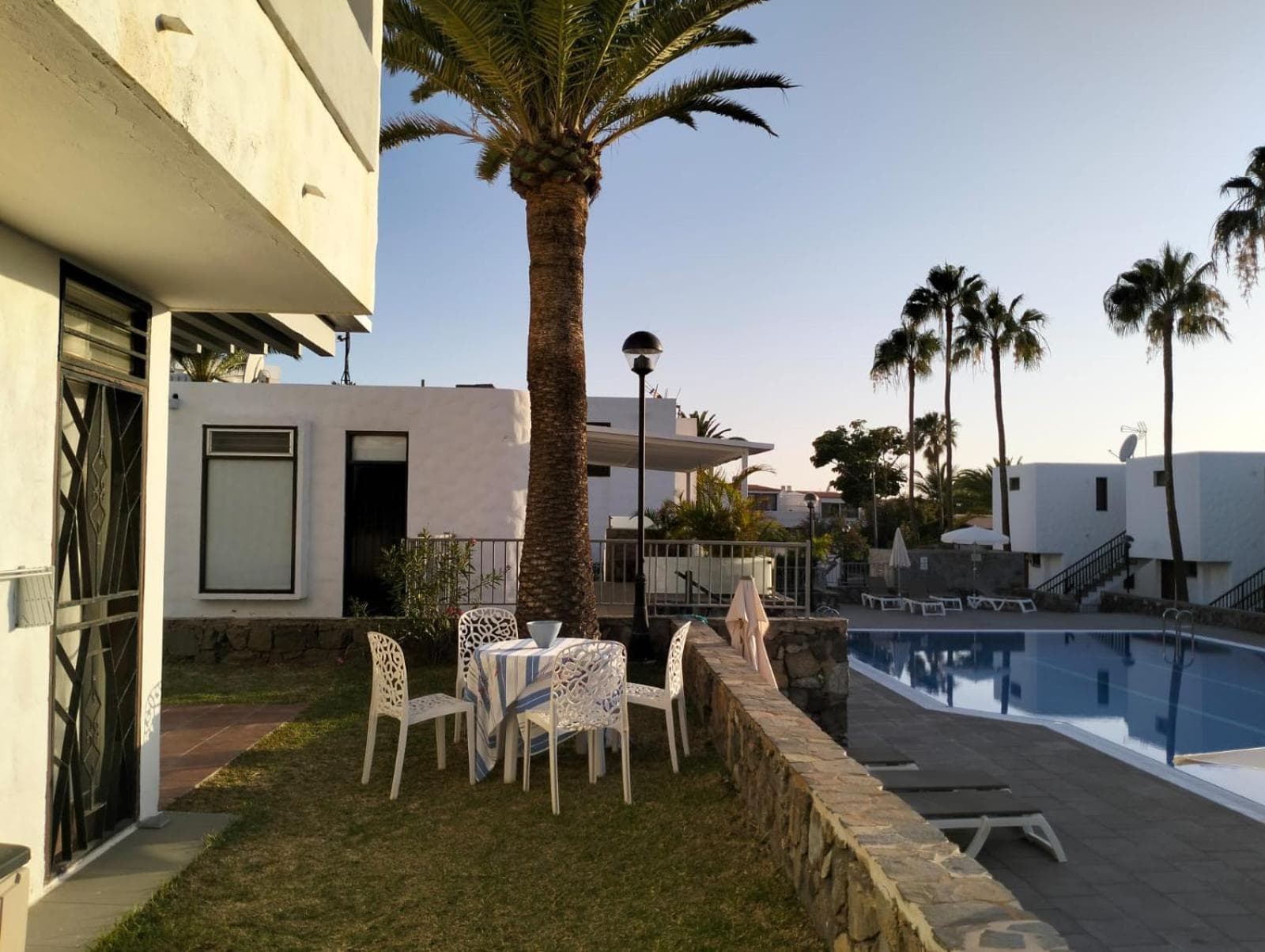 Apartamento con jardín y piscina — 3