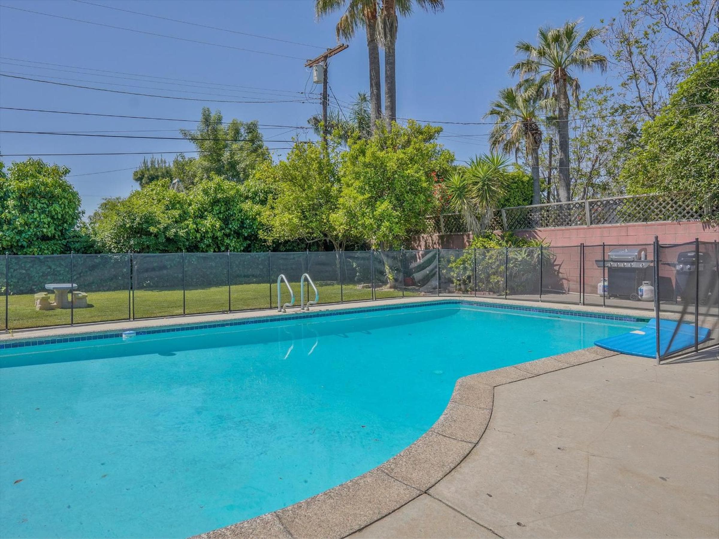 Hollywood Dream pool home & king beds — 3