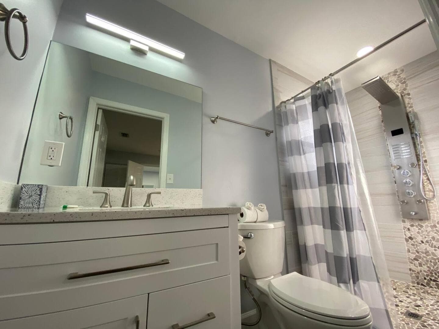 Rachaels Upscale 3 Bedrooms Luxury Home — 25