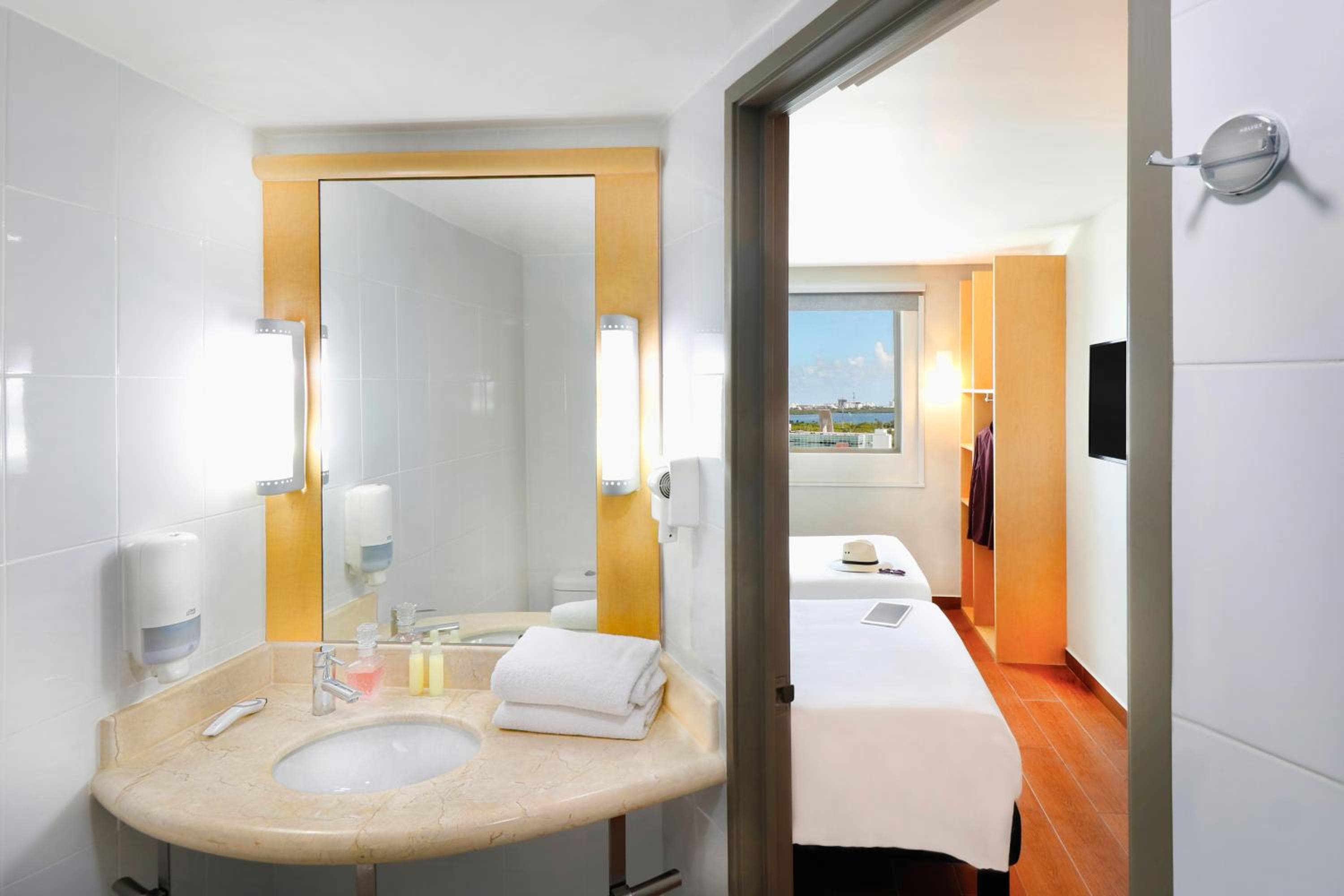 Ibis Cancun Centro — 12