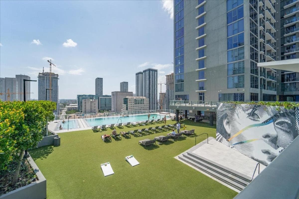 Devereaux Miami 2 Bedroom, 1 Bedroom, and Studio Condos with Balconies — 11