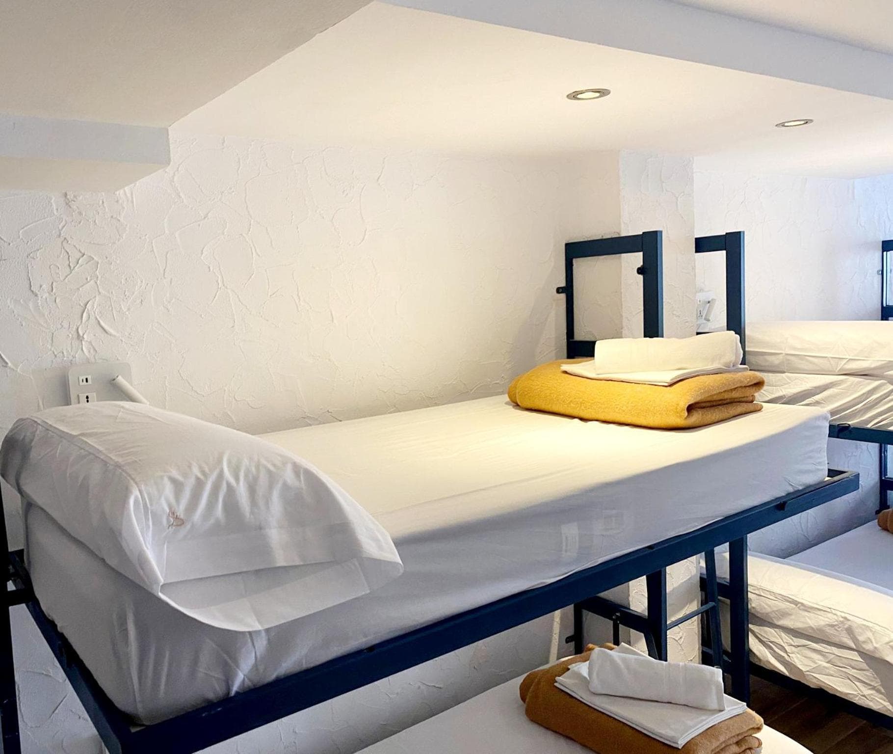 Y Hostel - Albergue Juvenil — 29