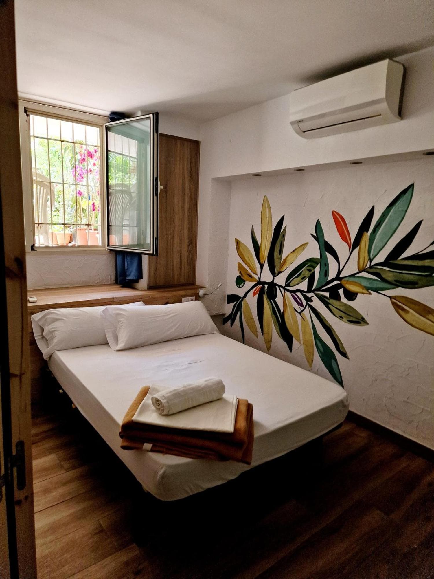 Y Hostel - Albergue Juvenil — 5