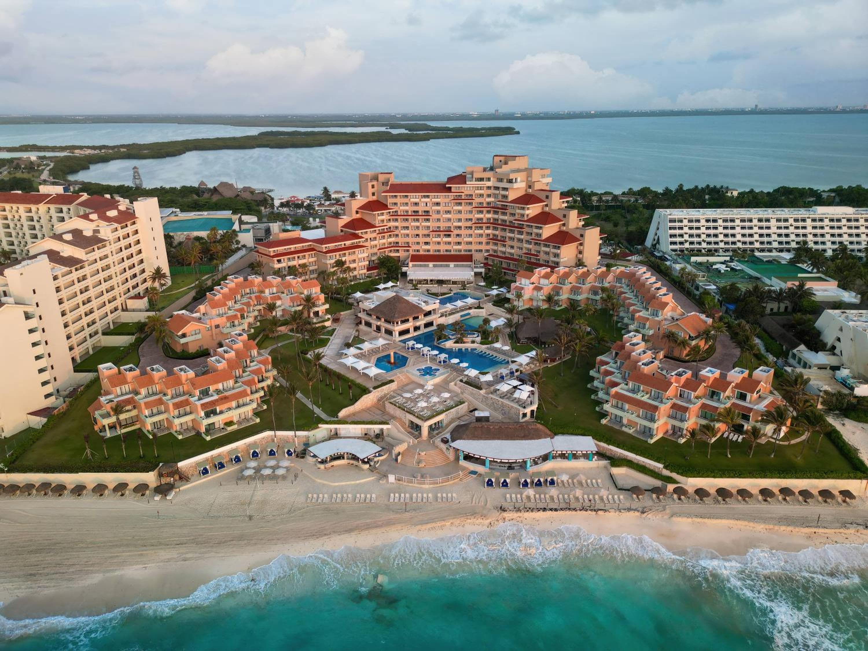 Wyndham Grand Cancun All Inclusive Resort & Villas — 4