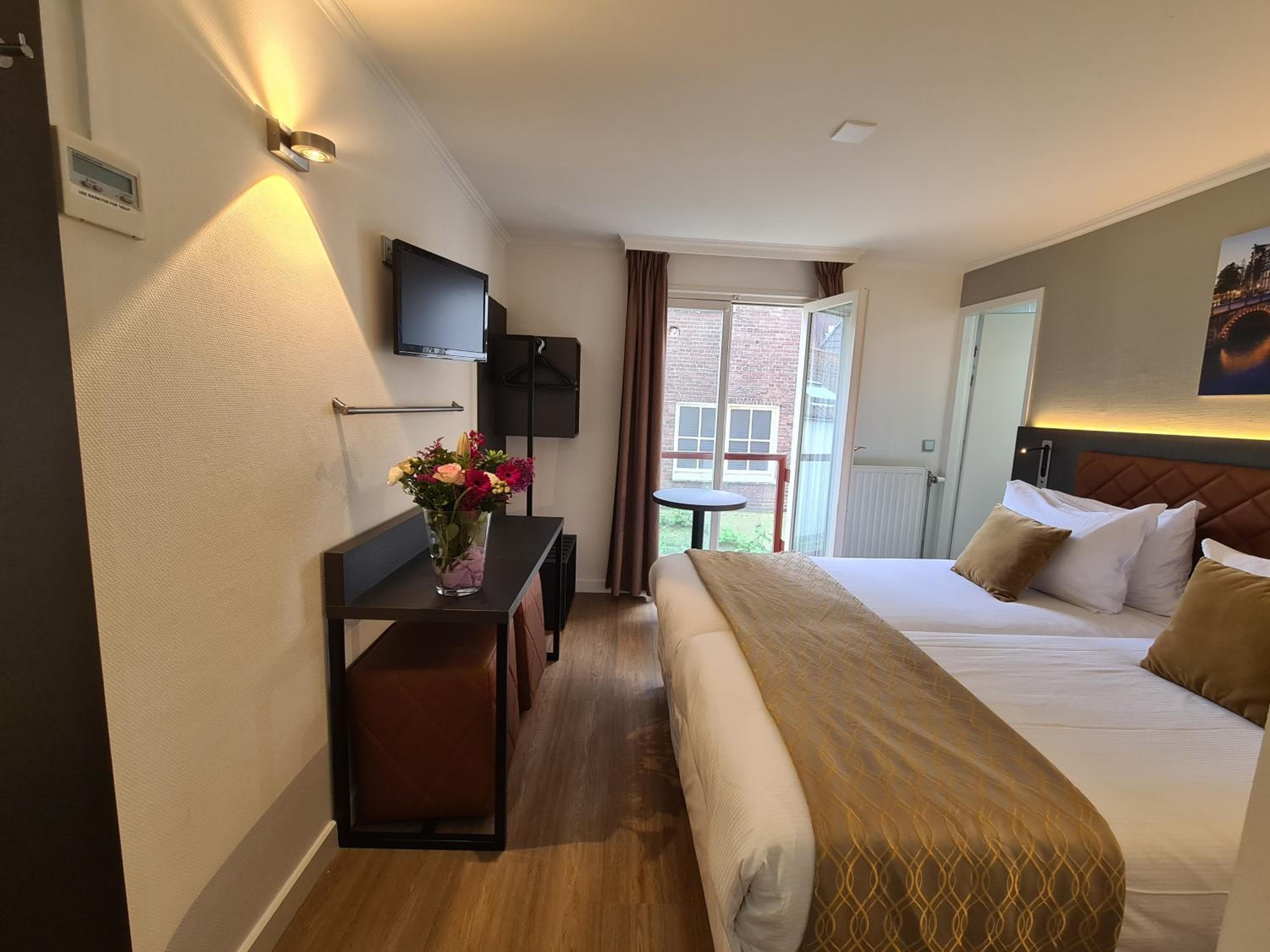 Avenue Hotel — 3