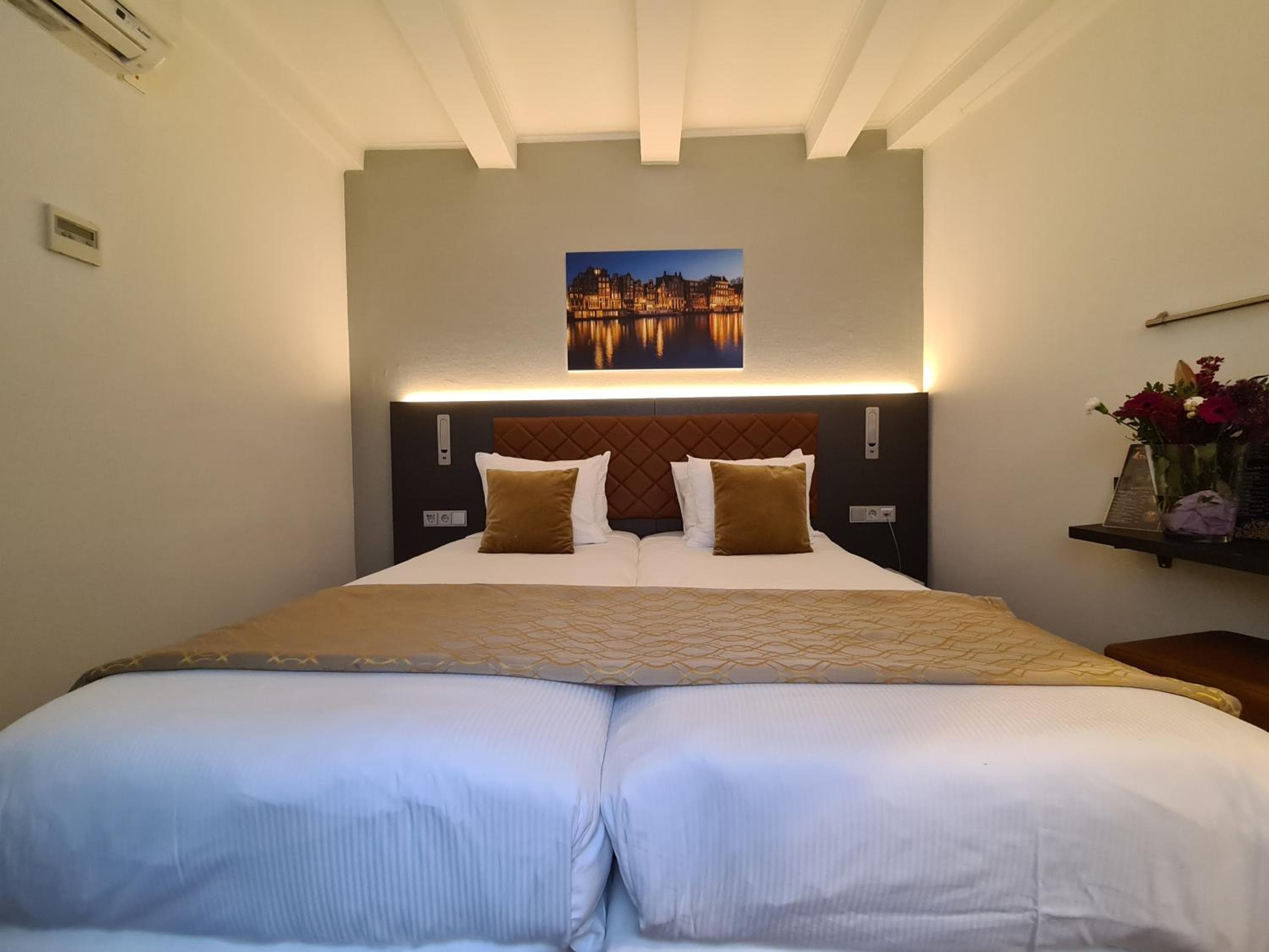Avenue Hotel — 4