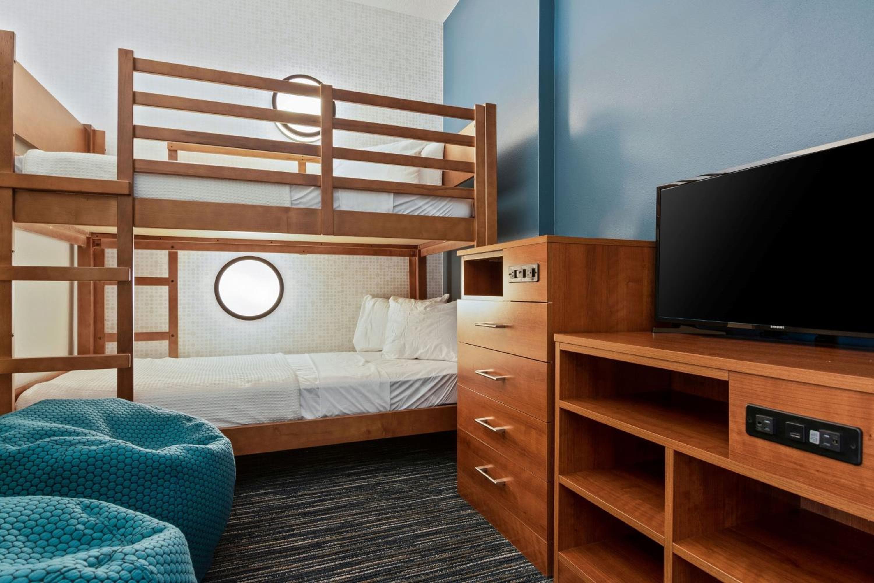 Holiday Inn Express & Suites Orlando-Lake Buena Vista, un hotel IHG — 4
