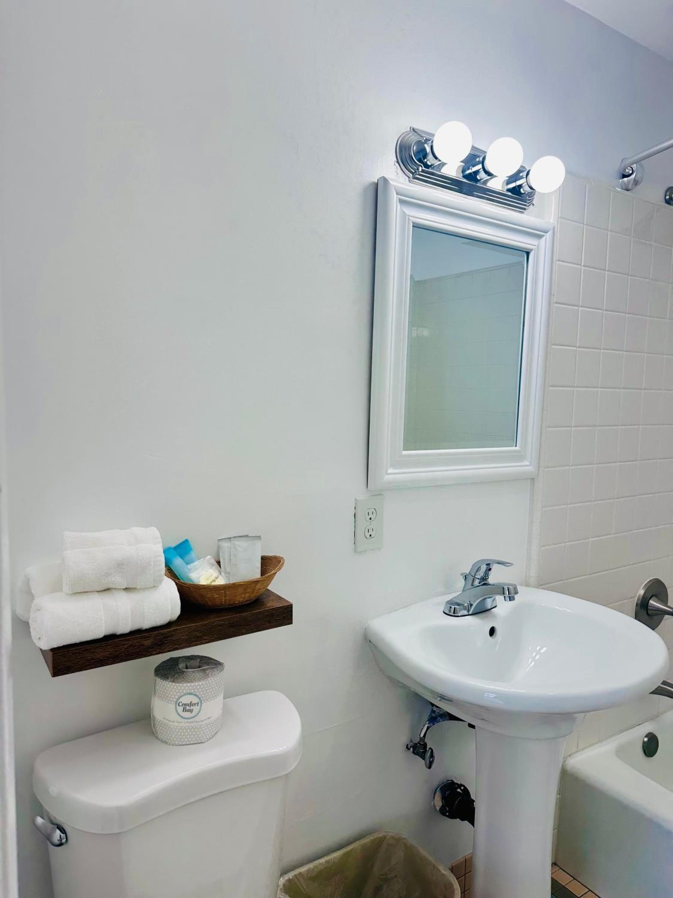 Foghorn Harbor Inn — 8