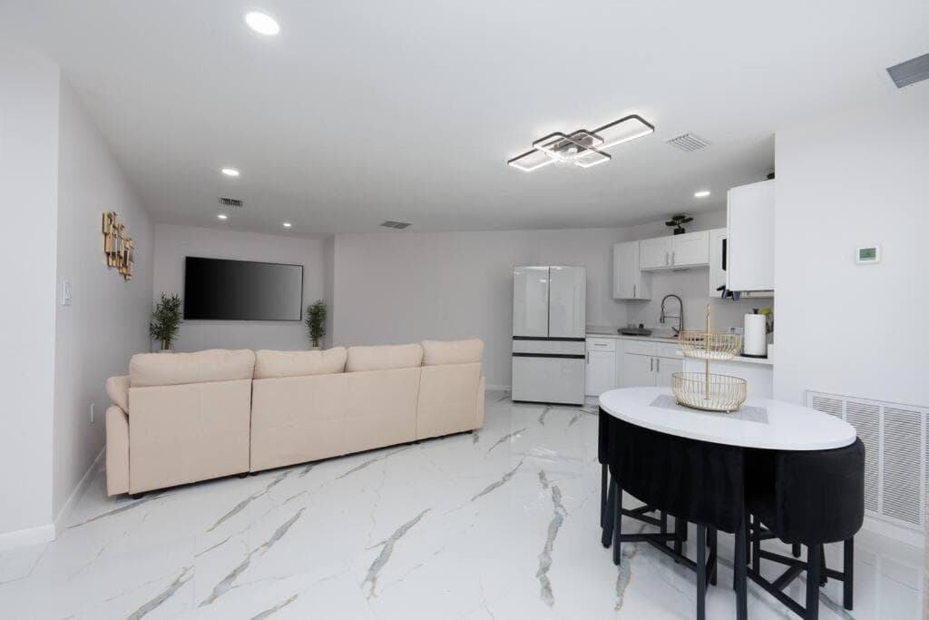 Luxury Style townhome with Pool - 1 Miles to Bucs Stadium — 18
