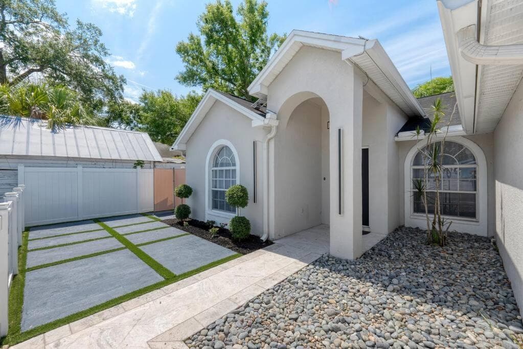 Luxury Style townhome with Pool - 1 Miles to Bucs Stadium — 14