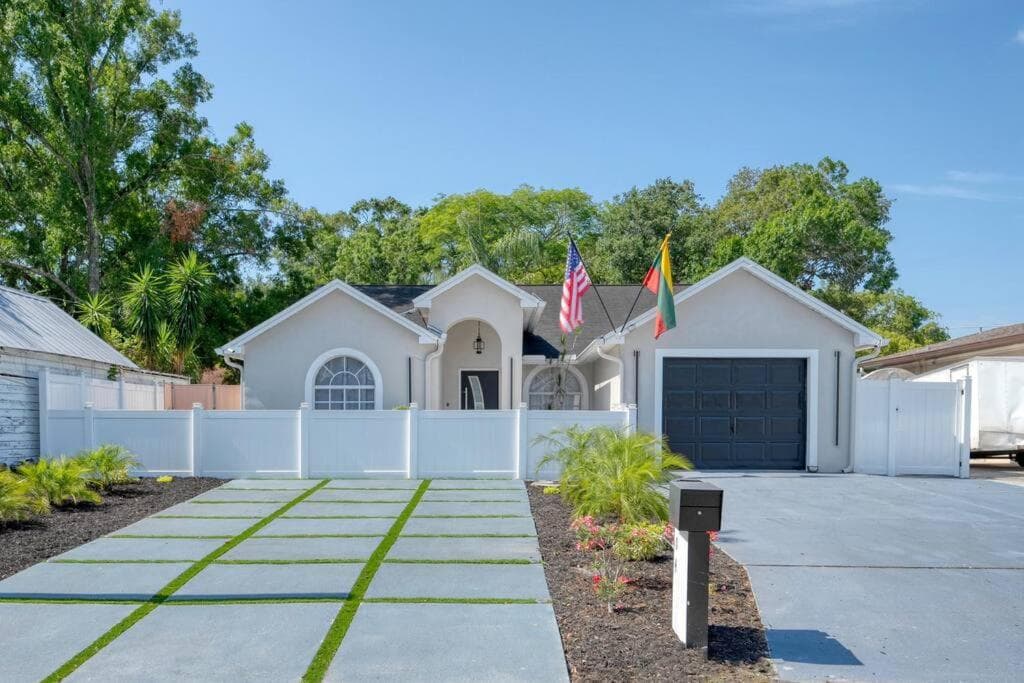 Luxury Style townhome with Pool - 1 Miles to Bucs Stadium — 16