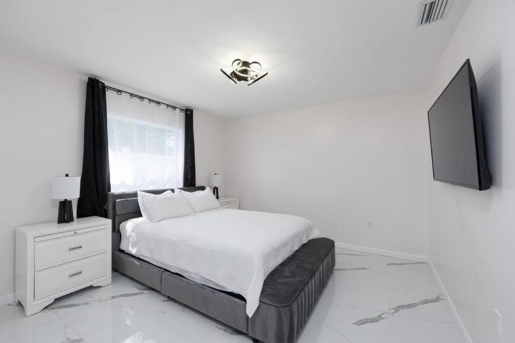Luxury Style townhome with Pool - 1 Miles to Bucs Stadium — 12