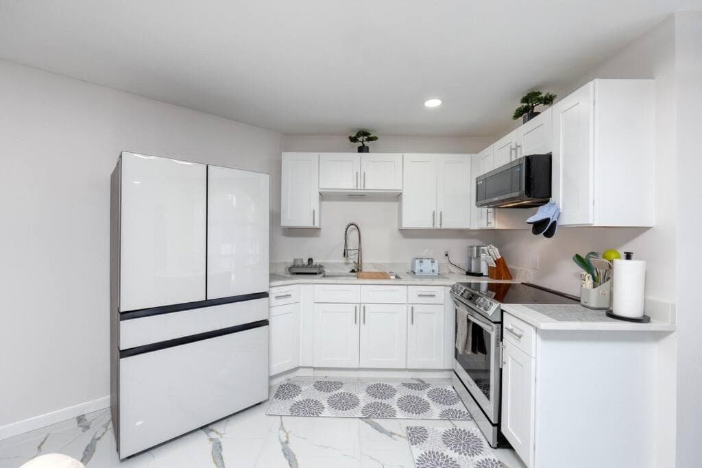 Luxury Style townhome with Pool - 1 Miles to Bucs Stadium — 24