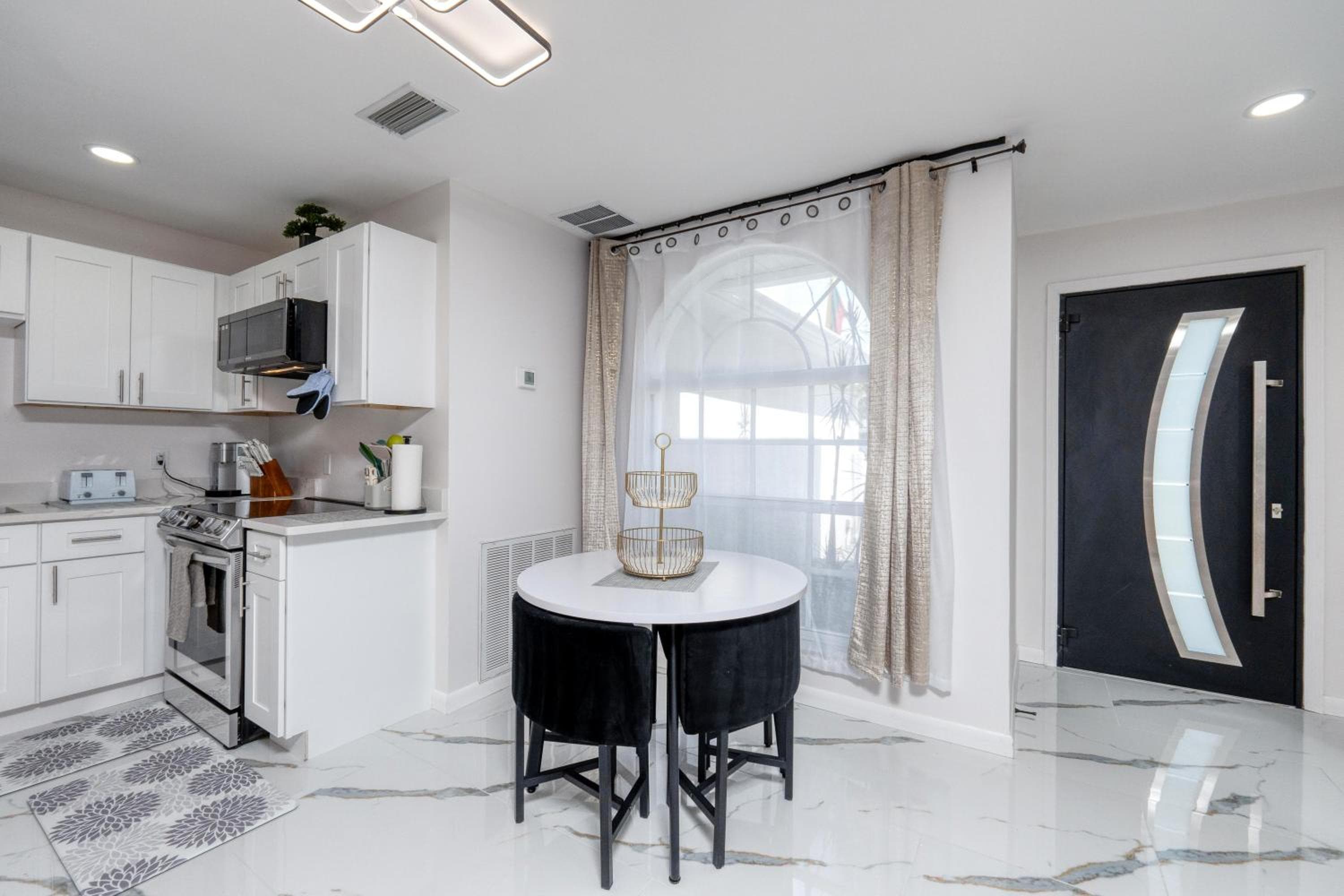 Luxury Style townhome with Pool - 1 Miles to Bucs Stadium — 10