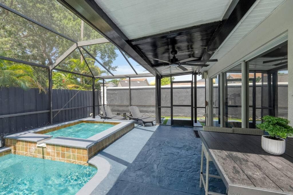 Luxury Style townhome with Pool - 1 Miles to Bucs Stadium — 4